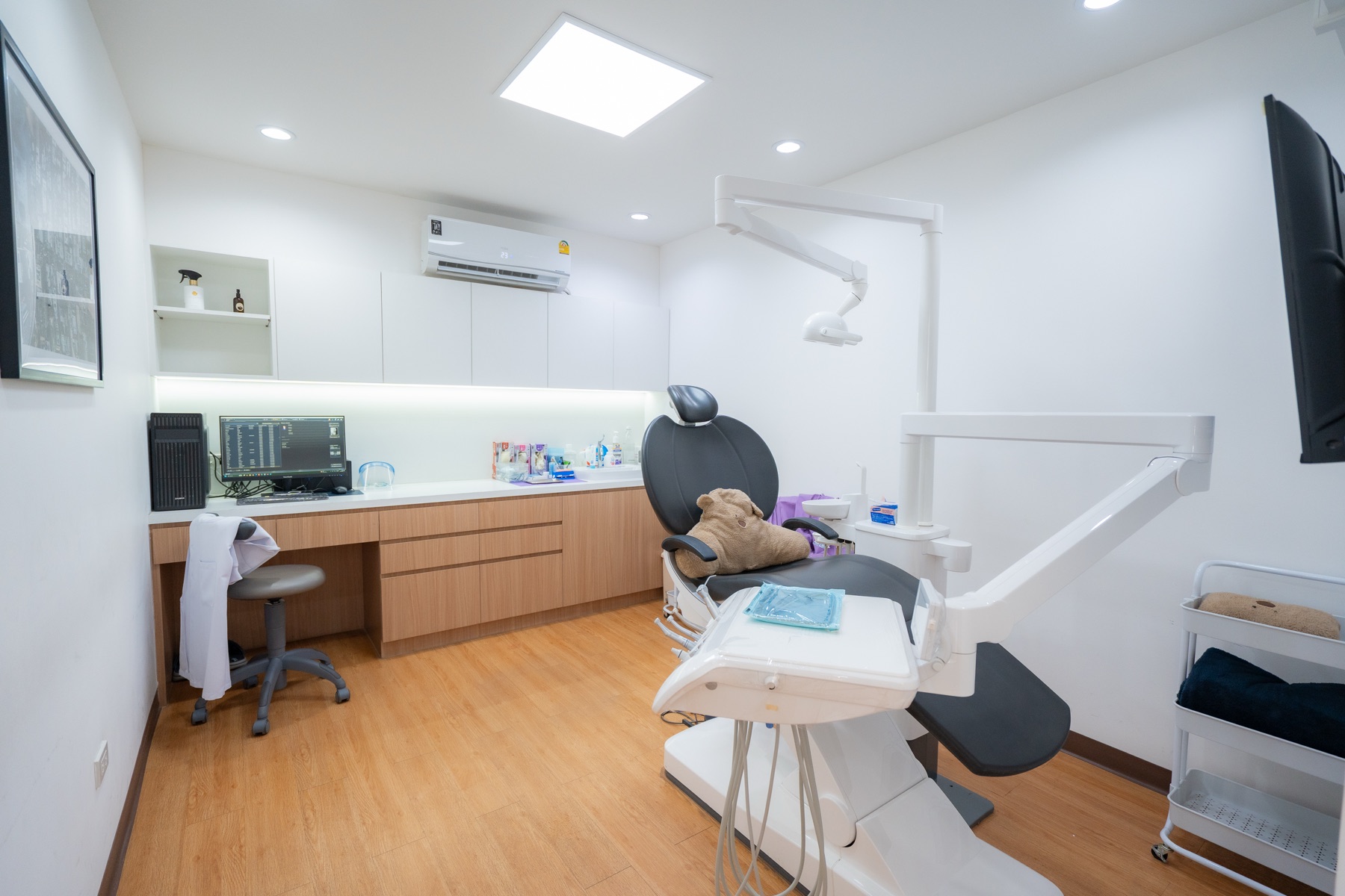 Private treatment room with dental chair at Dental Select Pattaya
