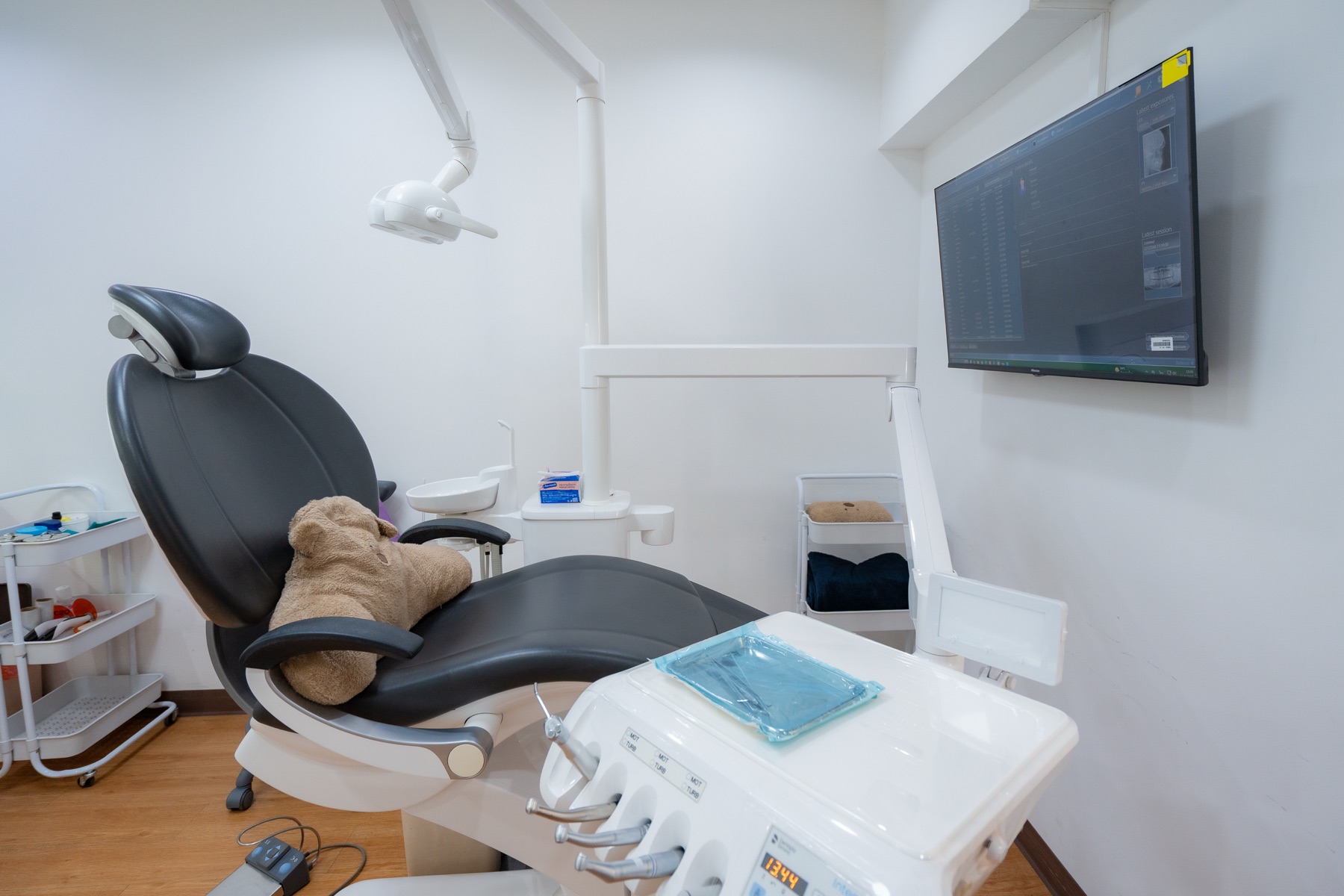 Porcelain Veneers in Pattaya | Dental Select Smile Design 12 Minimal Veneer Preparation and Digital Scanning at Dental Select