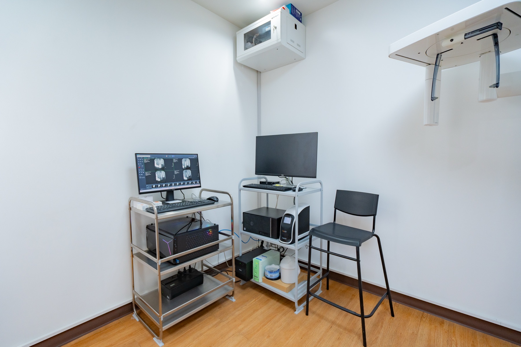 Digital dental imaging equipment in a Dental Select Pattaya treatment room