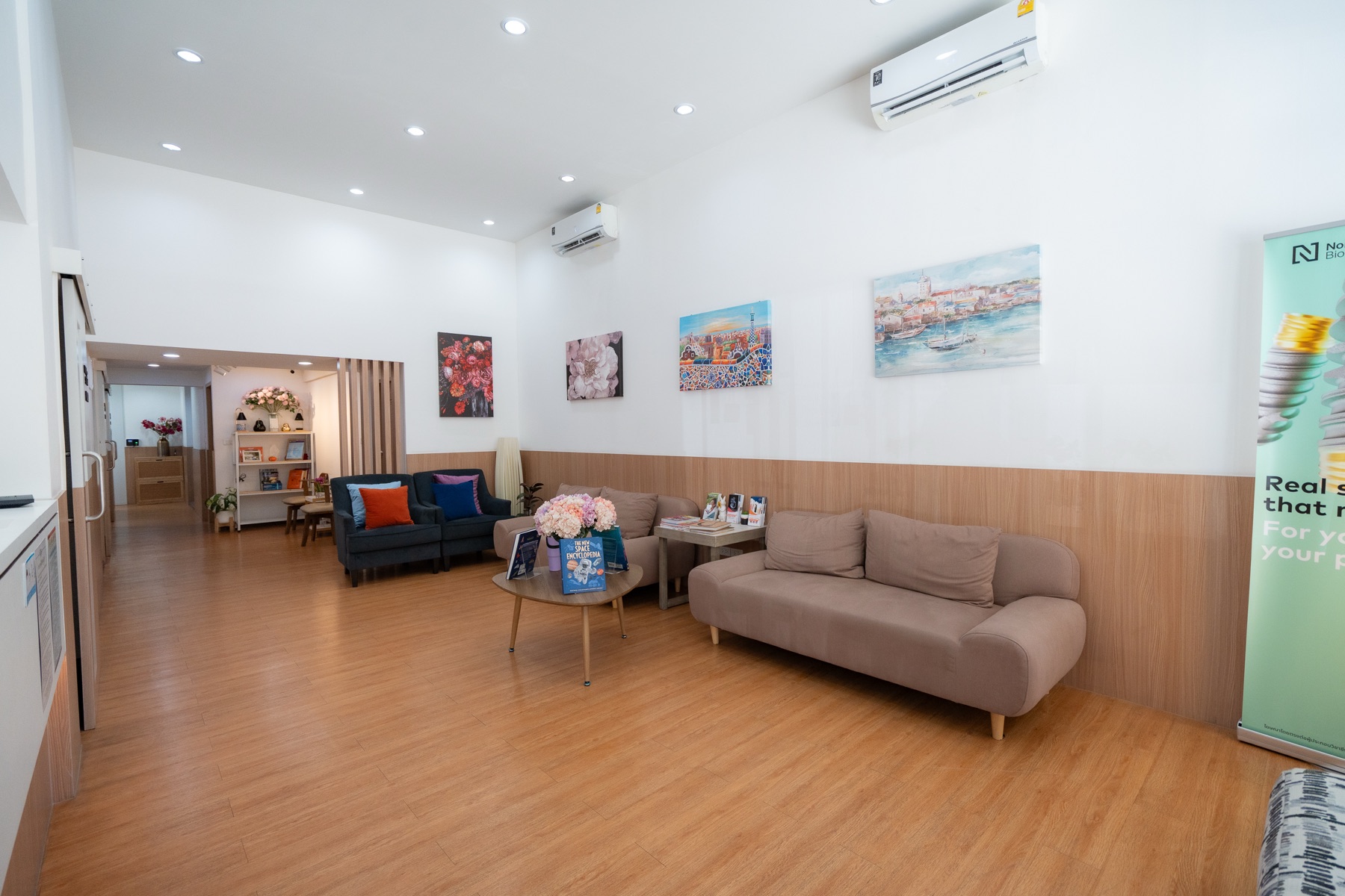 Comfortable Dental Select Pattaya waiting lounge with seating