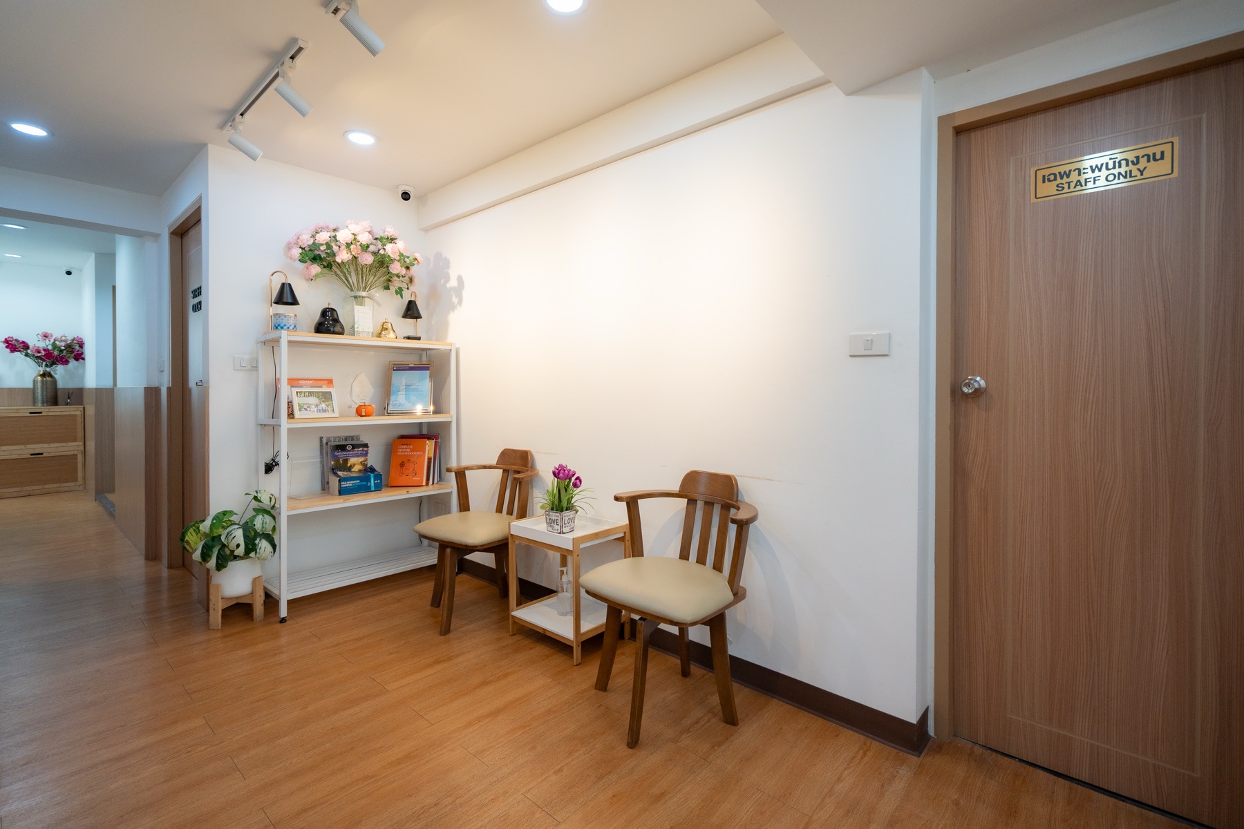 Dental Select Pattaya consultation seating near treatment rooms
